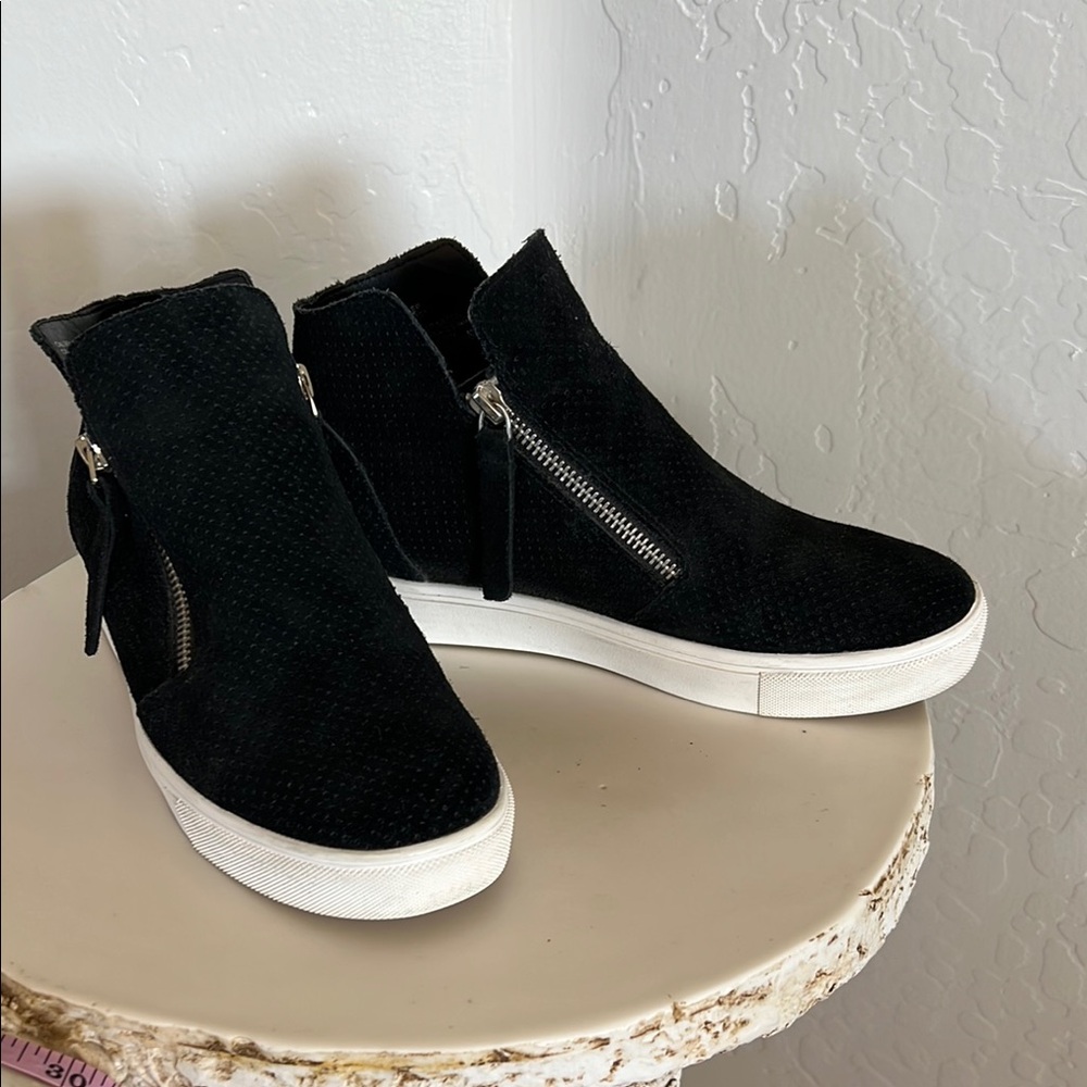 Steve Madden Black Ankle Boots with Suede Texture and Side Zipper